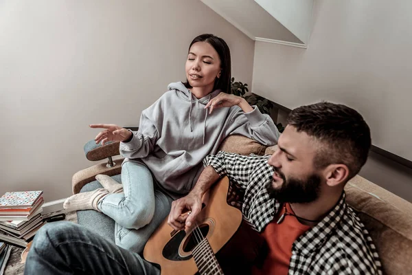 Mulher bonita agradável sentindo a música — Fotografia de Stock