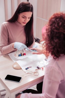 Hoş yetenekli çivi ana renk seçme