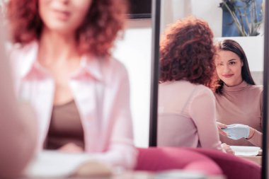 Ayna yansıması olumlu bir güzel tırnak ana