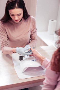 Profesyonel tırnak ona iş odaklanan ana