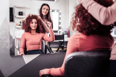 Güzel genç kadın onun tutam saç dokunmadan