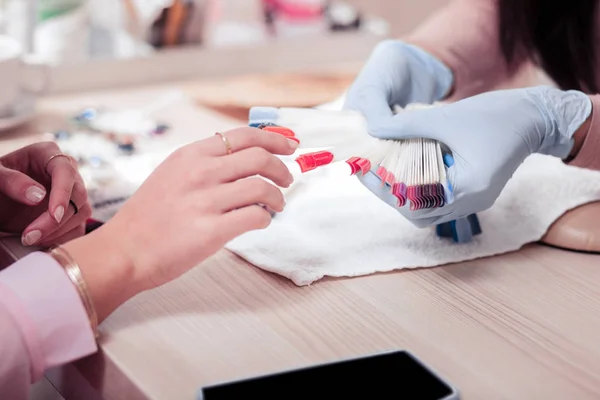 Närbild på en vacker kvinnlig hand — Stockfoto