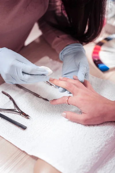 Vista superior de un proceso de eliminación de esmalte de uñas —  Fotos de Stock