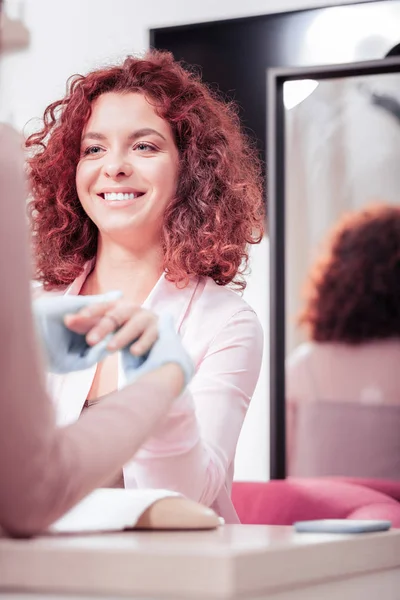 Fröhliche attraktive Frau, die gute Laune hat — Stockfoto