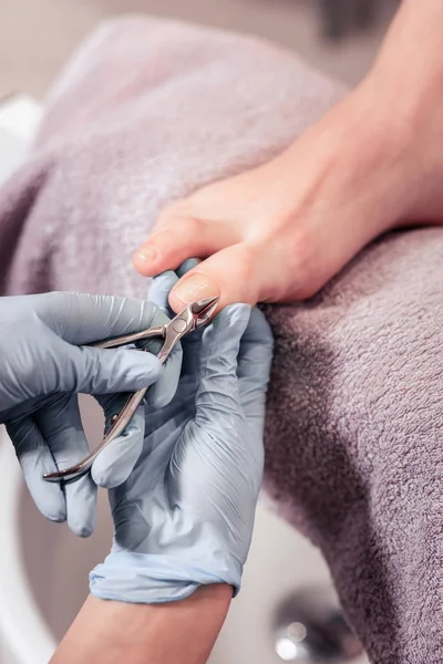 Primer plano de las cortadoras de uñas en uso —  Fotos de Stock