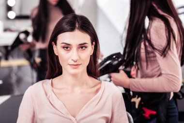 Burnuna bir halka sahip güzel ve genç birbayan