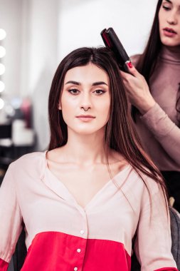 Çekici güzel genç kadın sana bakmak