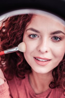 Memnun kırmızı saçlı kadın onun yansıma arıyor