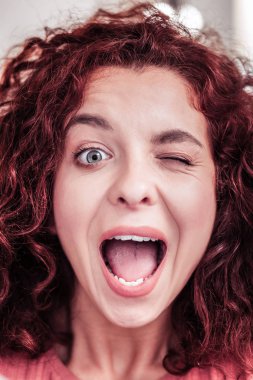 Neşeli kırmızı saçlı kadın çok mutlu hissediyorum