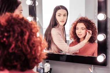 Ona müşteri görüşlerini soran hoş akıllı kadın