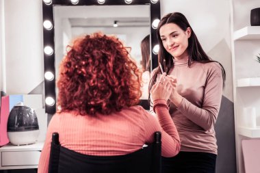 Bir kaş kalemi alarak güzel kızıl saçlı kadın