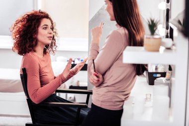 Hoş kırmızı saçlı Genç kadın onun isteklerine ifade