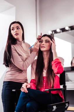 Müvekkili duran güzel profesyonel makyaj sanatçısı