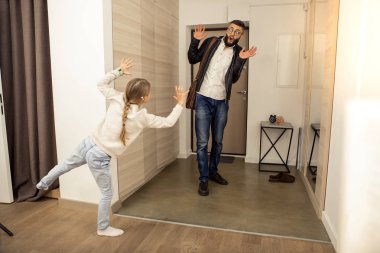 Uzun saçlı ve babası oynak duygu sevimli küçük kız