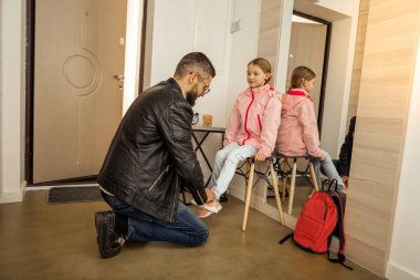 Genç esmer kızı okula hazırlanıyor baba sakallı