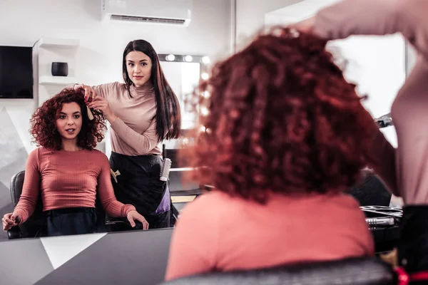 Mujer positiva alegre visitando a un peluquero —  Fotos de Stock