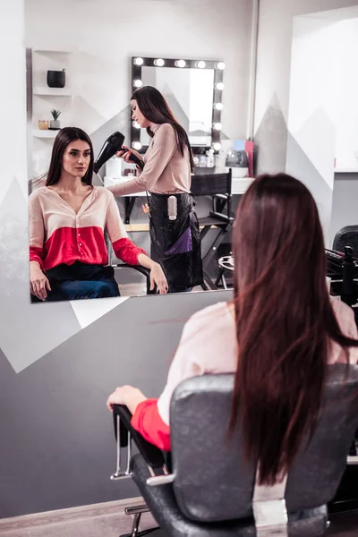 Schöne langhaarige Frau besucht einen Schönheitssalon — Stockfoto