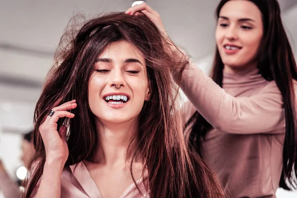 Retrato de uma mulher bonita tocando seu cabelo — Fotografia de Stock