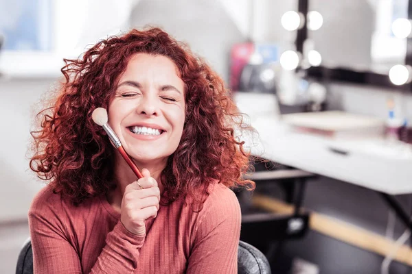 Alegre agradável vermelho cabelos mulher sentindo-se feliz — Fotografia de Stock