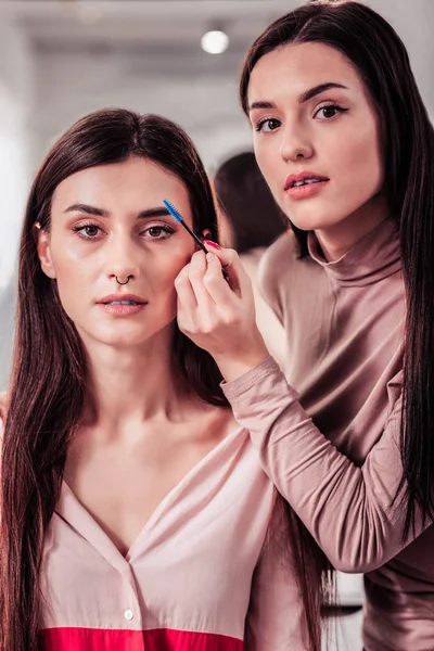 Pleasant experienced makeup artist giving professional advice — Stock Photo, Image