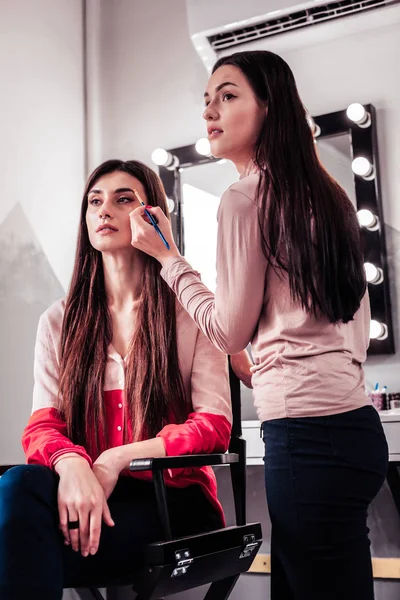 Professional skilled makeup artist holding a brush — Stock Photo, Image