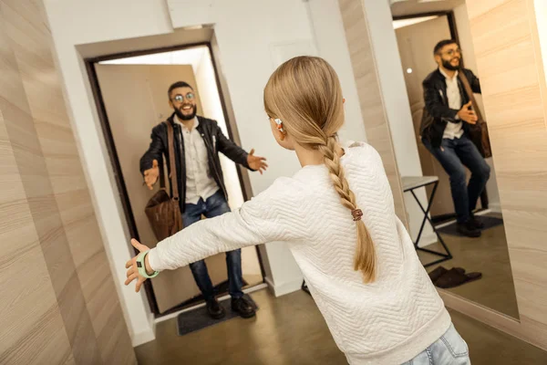 Hombre barbudo de pelo corto y bien parecido en anteojos sintiéndose alegre — Foto de Stock