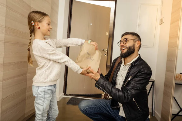 Roztomilá blonďatá holčička s dlouhými vlasy dávat dárek svému otci — Stock fotografie