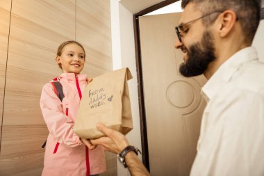 Sevimli uzun saçlı kız memnun seyir pembe bir ceket