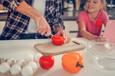 Uzun boylu esmer adam bir domates salatası için kesme sakallı