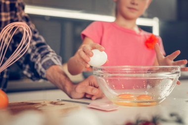Babasıyla birlikte kahvaltı yapmak uzun saçlı kız