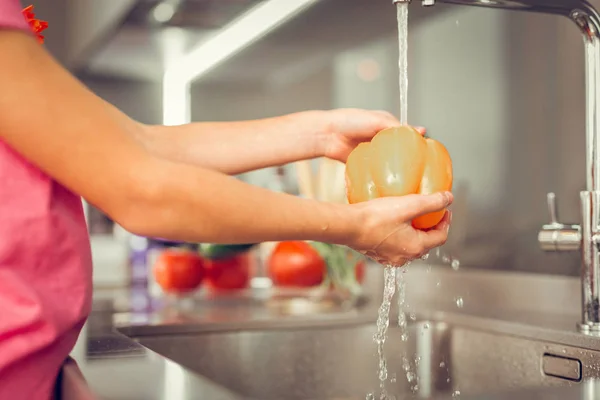 Kleines Mädchen im rosa Hemd wäscht Gemüse in der Waschmaschine — Stockfoto