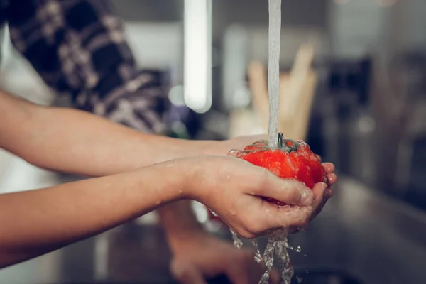 Menina gastando seu tempo na cozinha — Fotografia de Stock