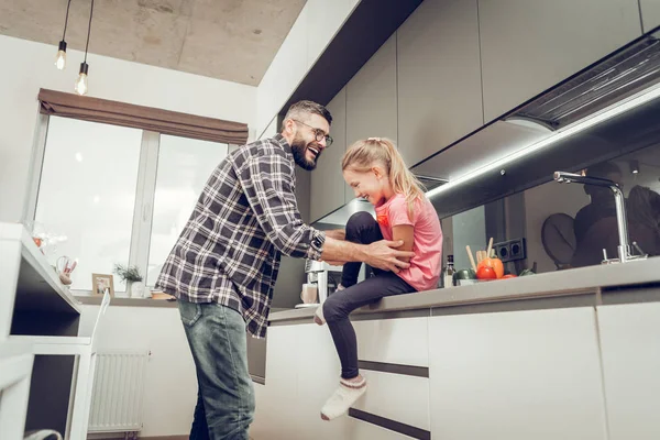 Aranyos hosszú hajú lány egy csodálatos idő apja rózsaszín póló — Stock Fotó