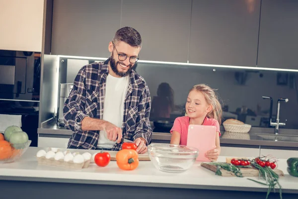 Tall dark-haired mens in brillen en een meisje met een tablet op zoek tevreden met baard — Stockfoto