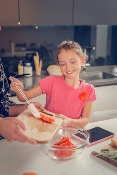 Bella ragazza dai capelli lunghi in una t-shirt rosa sorridente felicemente — Foto Stock