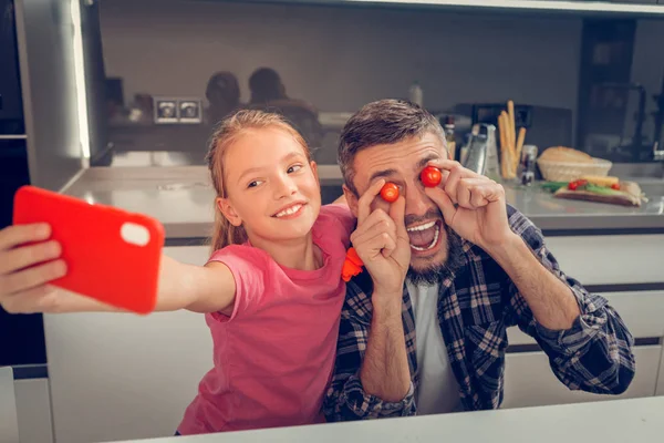 Tall bearded dark-haired father and his pretty daughter making selfie — Stock Photo, Image
