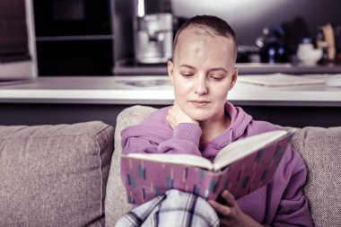 Hafta sonu evde kitap ile harcama memnun kadın
