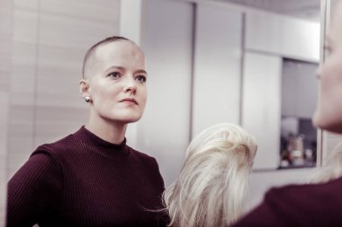 Genç kadın büyük ayna görünümlü konsantre