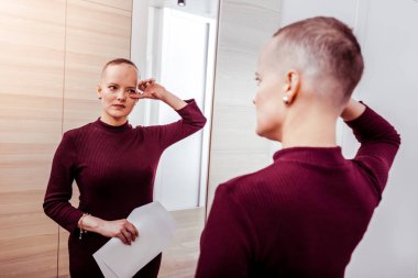 Özenli kalın kadın kişi göz dokunmadan