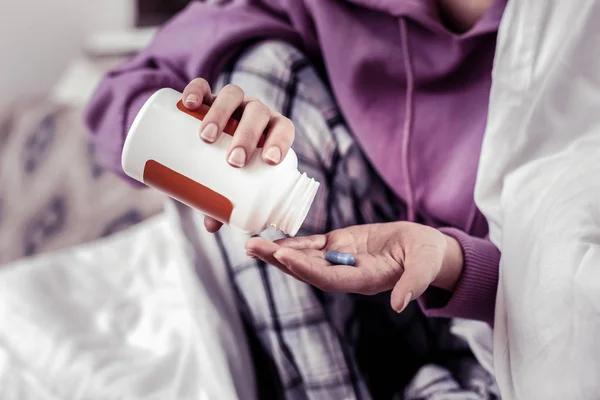 Aproape de o femeie bolnavă care ia vitamine — Fotografie, imagine de stoc