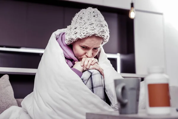 Gedeprimeerde vrouwelijke persoon wordt diep in haar gedachten — Stockfoto