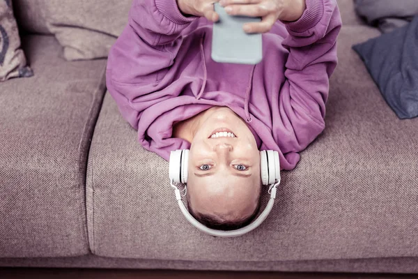 Positiva mujer joven encantada escuchando música —  Fotos de Stock