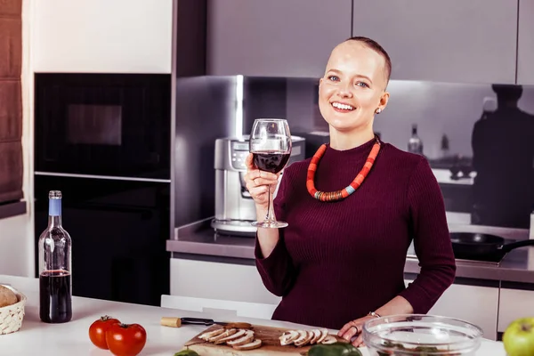 Fata încântată pozitivă, bucurându-se de vin roșu gustos — Fotografie, imagine de stoc
