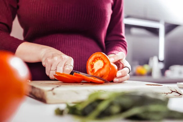 Fotografia focada em tomate que deitado na mesa — Fotografia de Stock