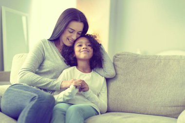 Onun bebek kız kucaklayan gurur güzel kadın.