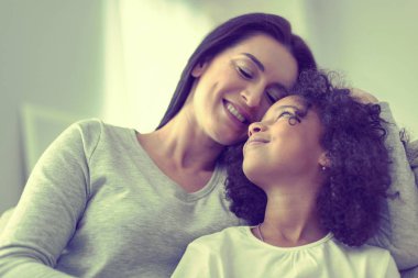 Şirin üvey kızını sarılma bakmakta Genç Anne.