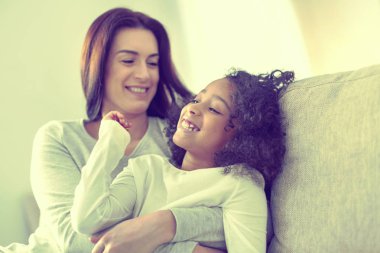 Üvey annesi ile uğraşırken enerjik biracial kız.