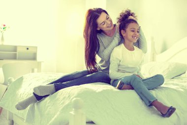 Saç o fher kızı ile uğraşırken mutlu baktılar kadın.