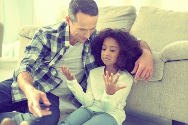 Destekleyici baba küçük kızı teslim alınmamak için teşvik.