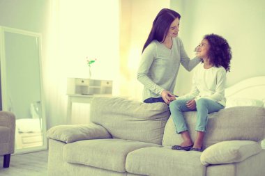 Şefkatli Anne kızı emin güvenli ve baktı sonra.